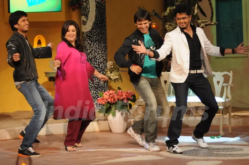Farah Khan dancing with Sreesanth, Ritesh Deshmukh and Vivek Oberoi