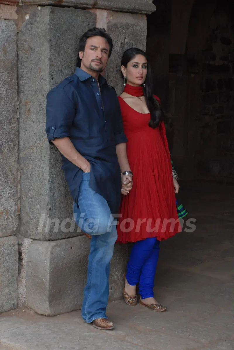 A still of Saif and Kareena