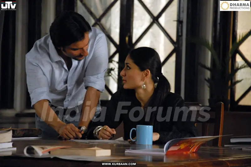 Saif Ali asking question to Kareena