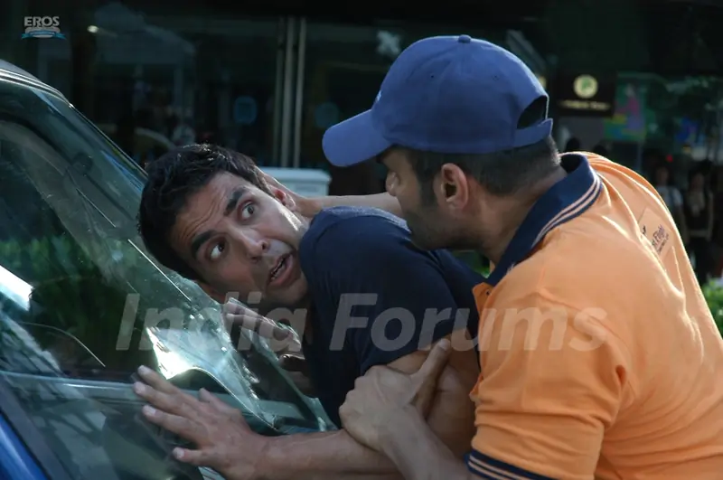 Sunil Shetty and Akshay Kumar in De Dana Dan movie