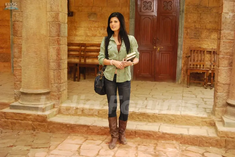 Jacqueline Fernandez looking someone