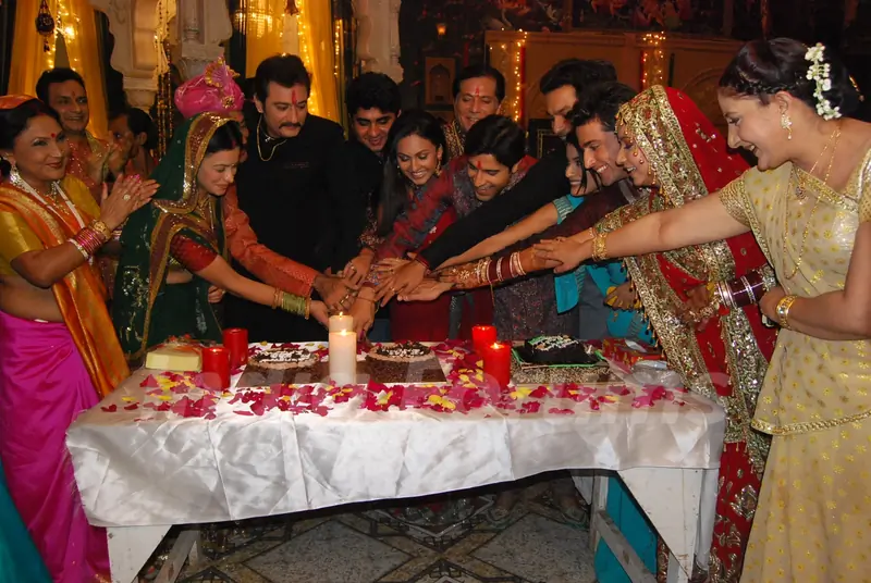 Cake cutting party in the show Maat Pitaah Ke Charnon Mein Swarg