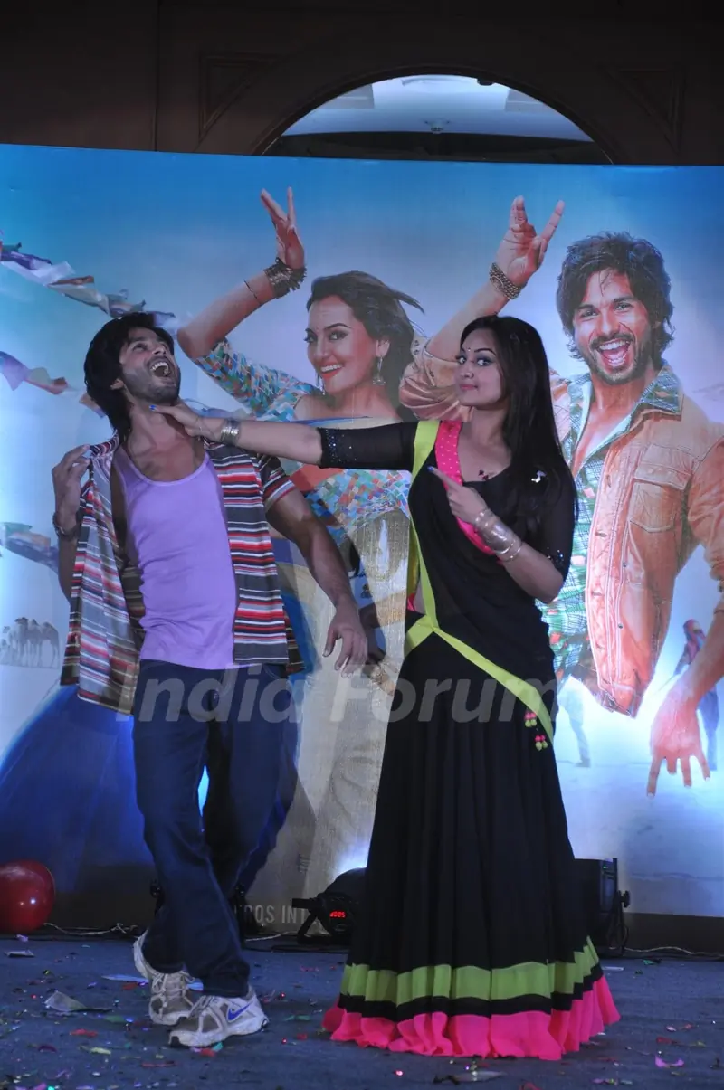 Shahid Kapoor and Sonakshi Singa at R...Rajkumar - Music Launch