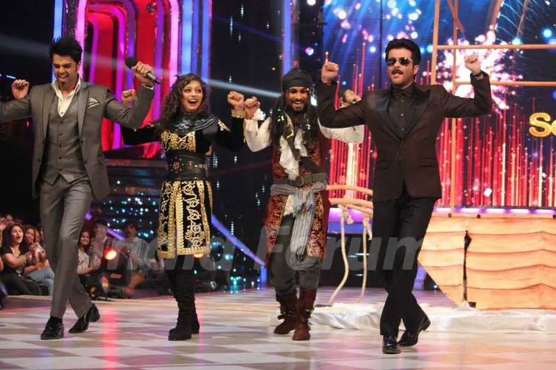 Drashti, Manish, Salman dancing with Anil Kapoor in jhalak