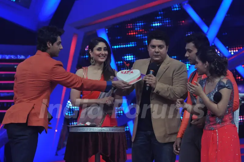 Sajid Khan shows the cake to everyone on Nach Baliye 6
