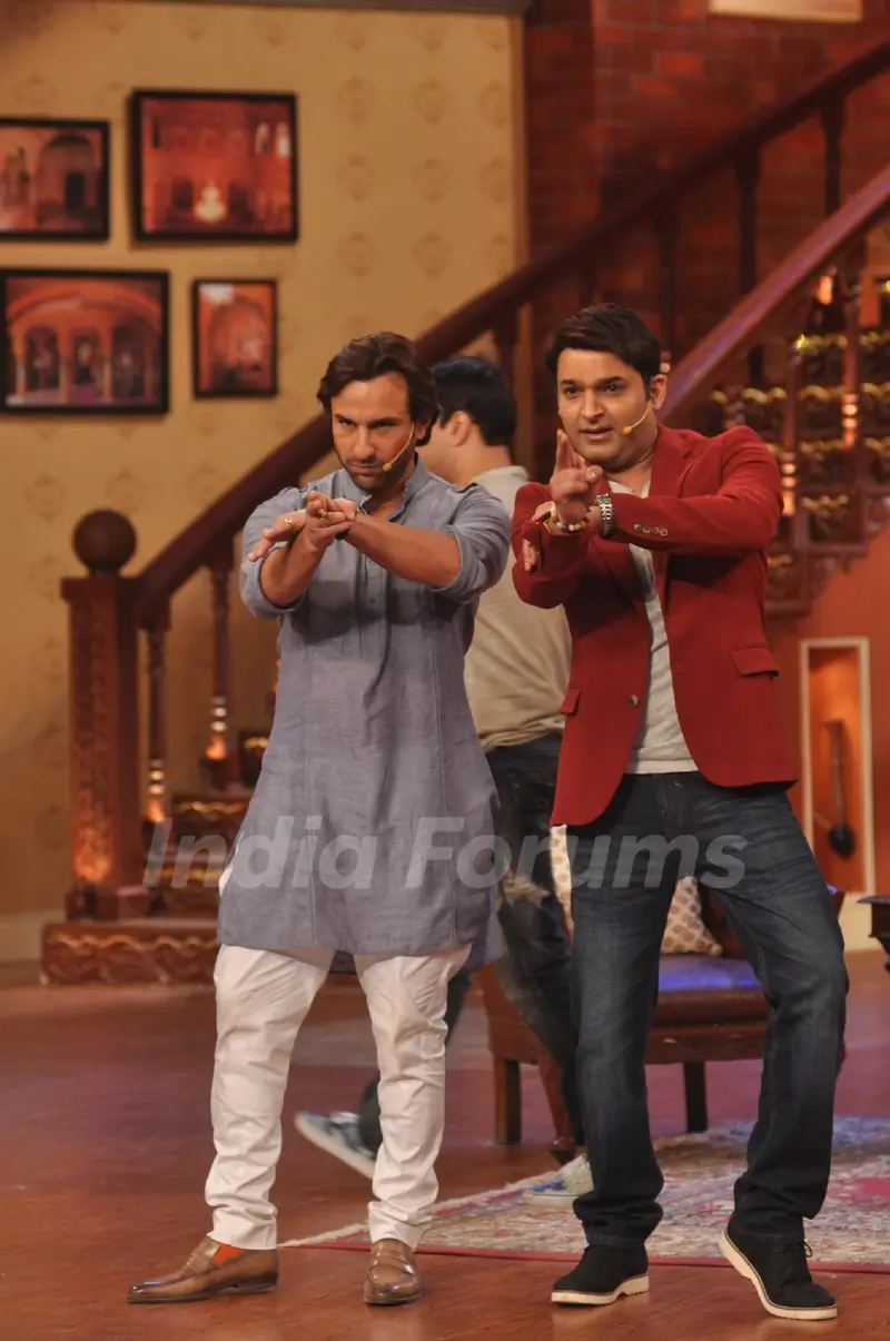 Saif and Kapil do the 'tamanchepe disco' dance