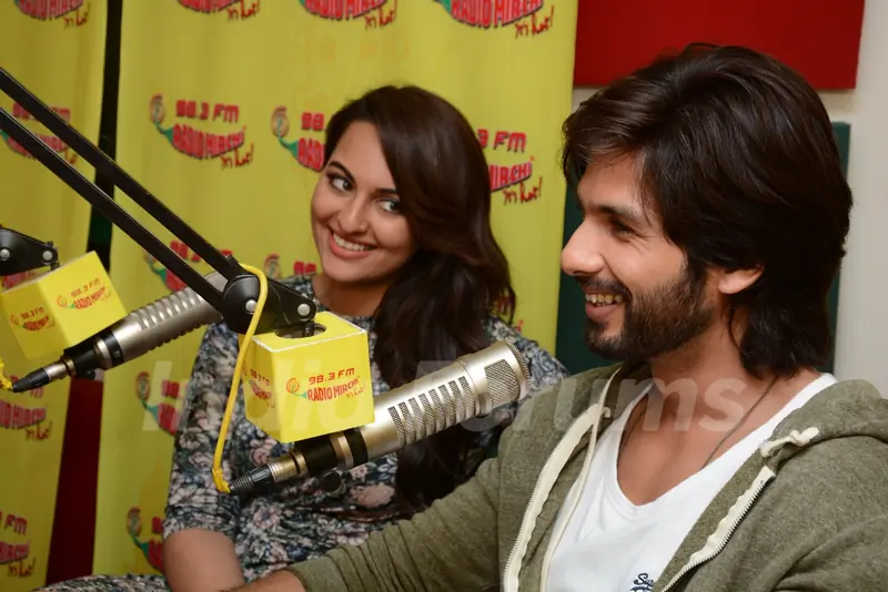Shahid Kapoor and Sonakshi Sinha visit Radio Mirchi for promotion of R...Rajkumar
