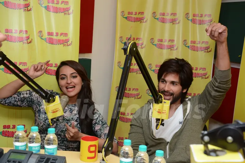 Shahid Kapoor and Sonakshi Sinha visit Radio Mirchi for promotion of R...Rajkumar