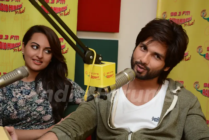 Shahid Kapoor and Sonakshi Sinha visit Radio Mirchi for promotion of R...Rajkumar