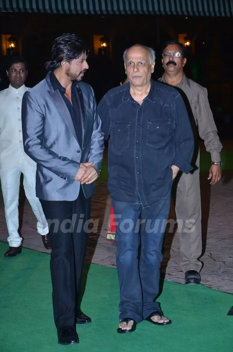 Shahrukh Khan and Mahesh Bhatt have a chat at Vishesh Bhatt's Wedding Reception