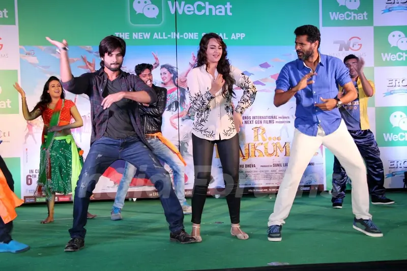 The cast of the movie R.... Rajkumar perform at the promotions