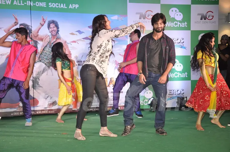 Shahid and Sonakshi perform at the Promotion of the R.... Rajkumar