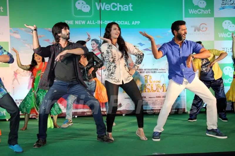 The cast of the movie R.... Rajkumar perform at the promotions