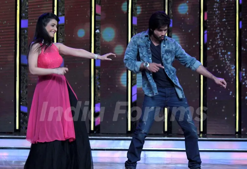 Shahid and Shruti performs on the sets of Dance India Dance