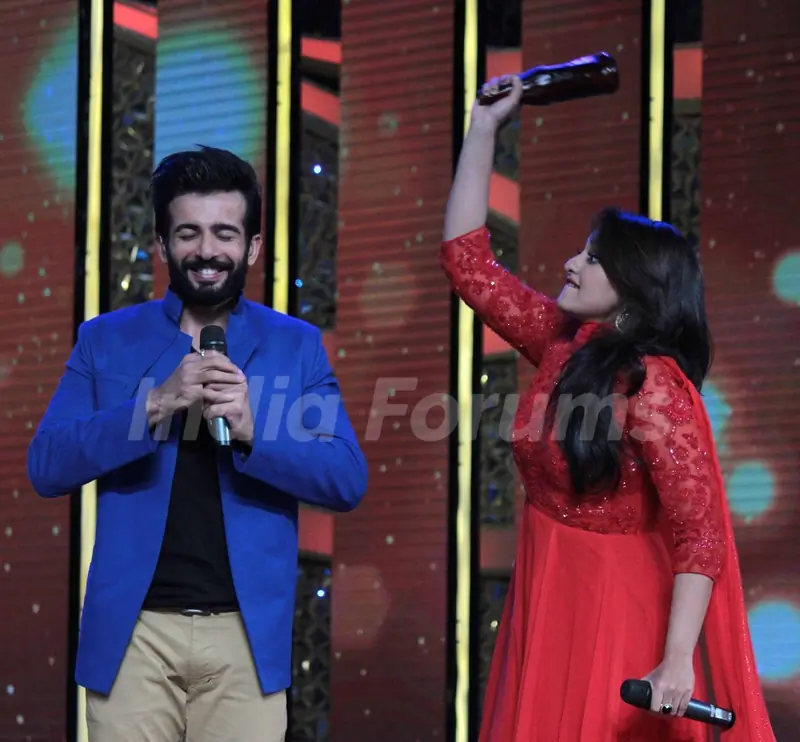 Sonakshi jokes with Jay on the set of Dance India Dance