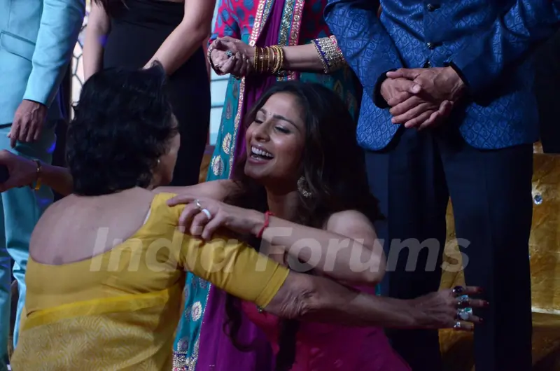 Tanisha greets her mother at Bigg Boss Saat 7 Grand Finale