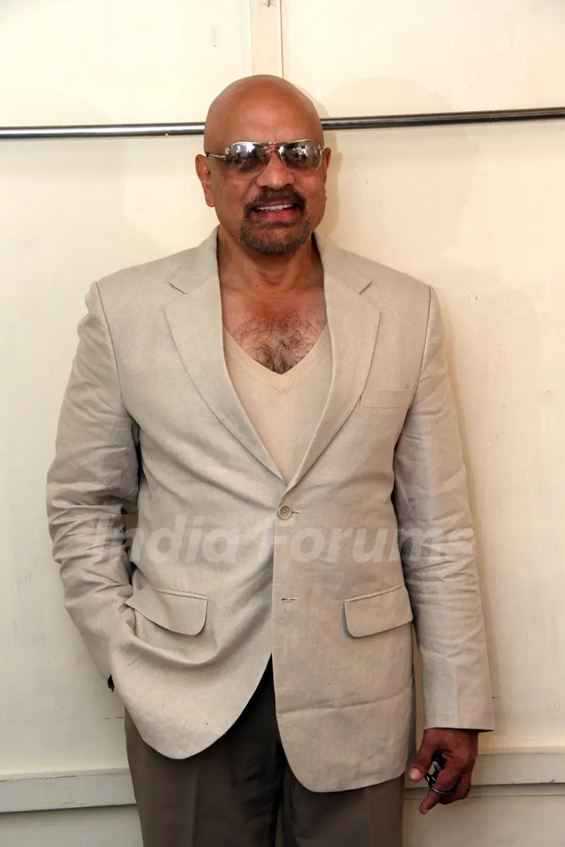 Bharat Dabholkar was at the Premiere of the play 'Sakaram Binder'