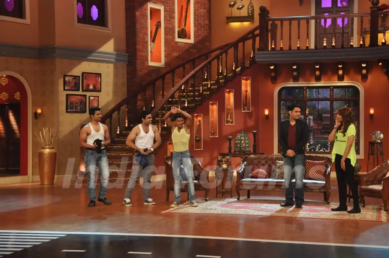 Fans flaunt their physic in front of Bipasha Basu on Comedy Nights With Kapil