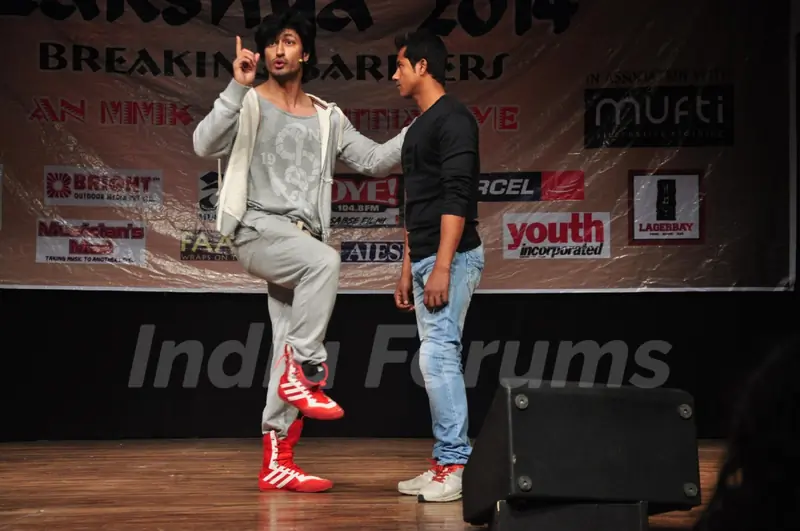 Vidyut Jamwal Teachs Self Defence