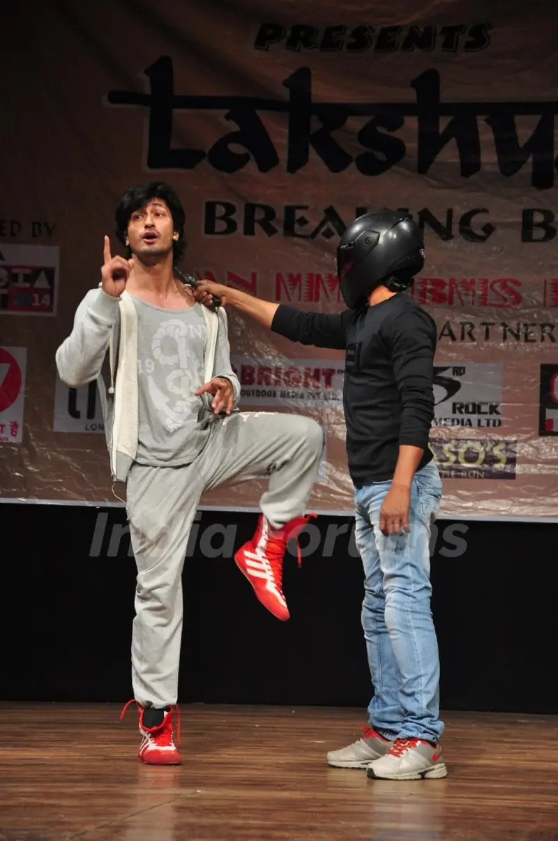 Vidyut Jamwal Teachs Self Defence