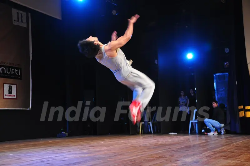 Vidyut Jamwal Teachs Self Defence