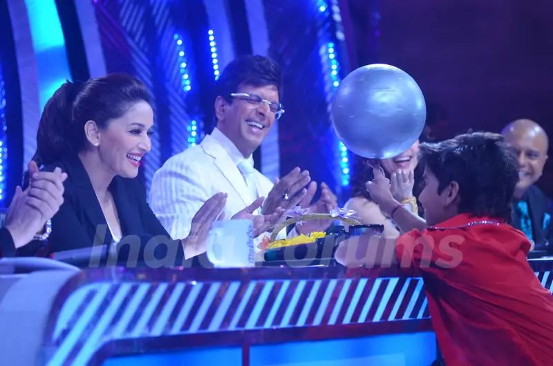 Madhuri is amazed by a performance on Boogie Woogie