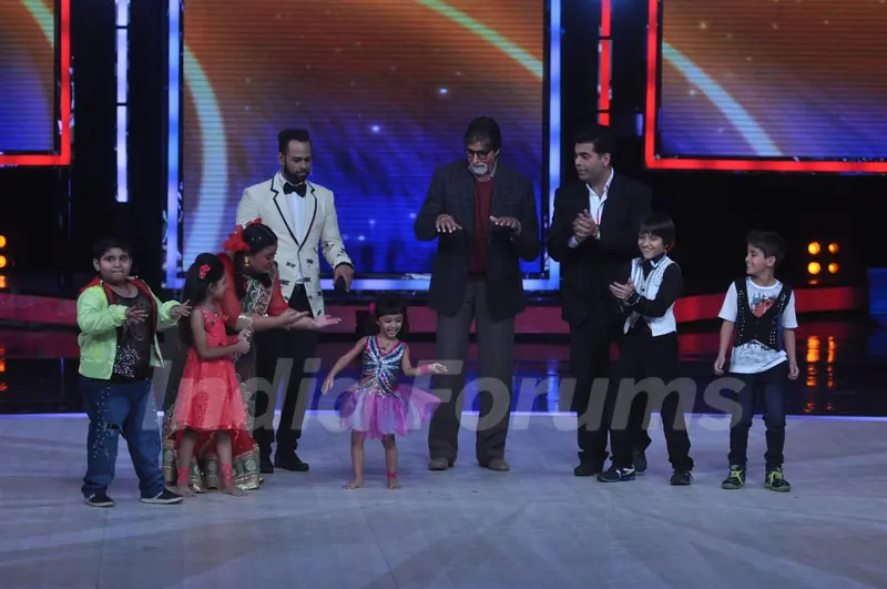 Amitabh Bachchan performs on India's Got Talent Season 5