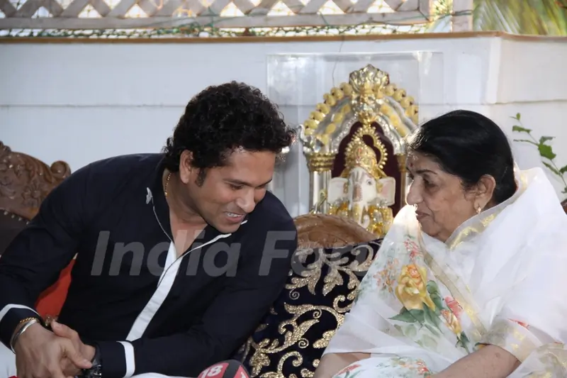 Lata Mangeshkar & Sachin Tendulkar meet Raj Thackeray