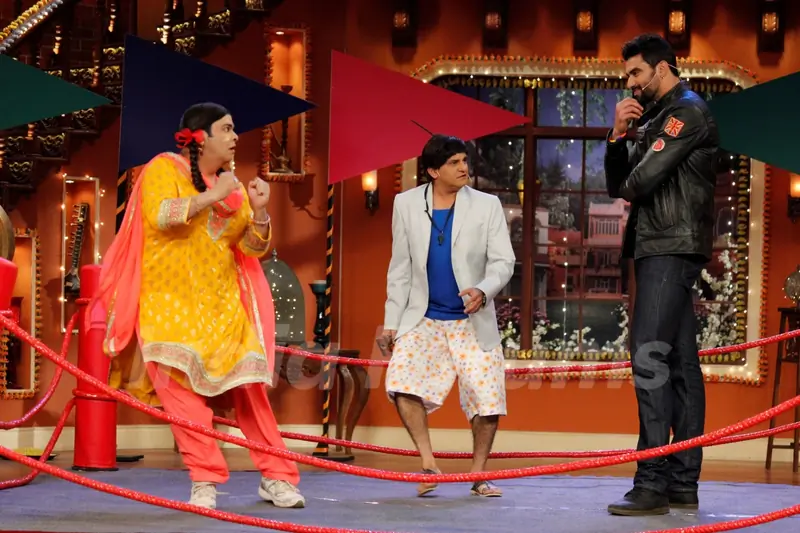 Palak prepares for a fight with Nikitin Dheer at the Holi Special episode