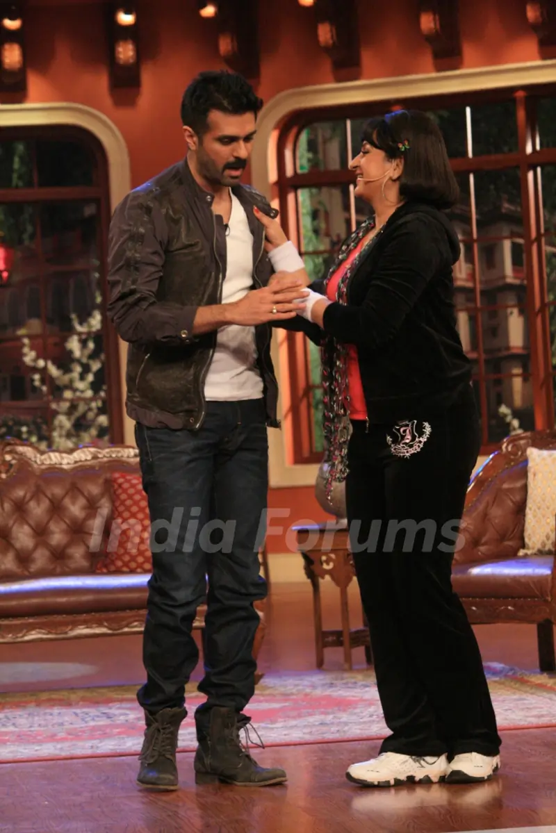 Buaji flirts with Harman Baweja