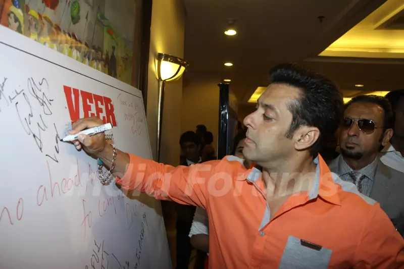 Salman Khan writes a message at the Campaign for 'VEER'