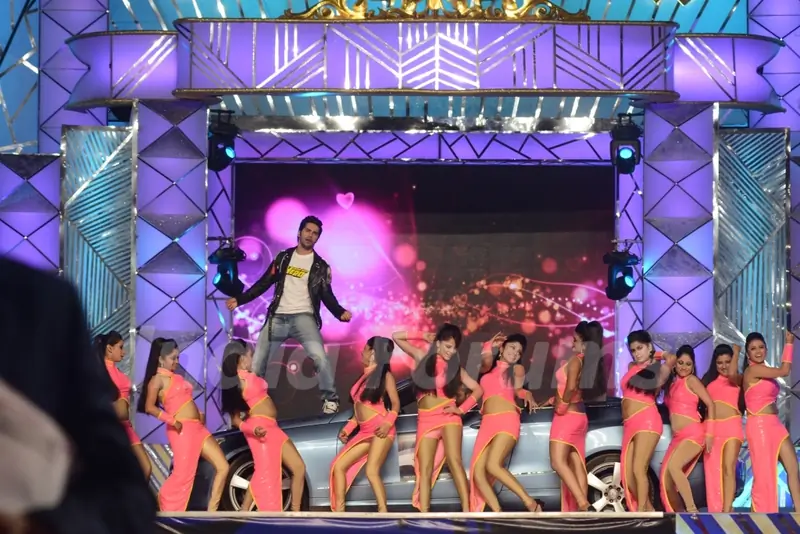 Varun Dhawan performs at Umang Awards 2014