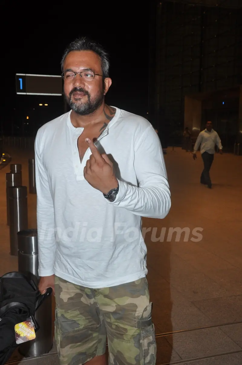 Apoorva Lakia shows his inked finger at Mumbai airport leaving to attend IIFA