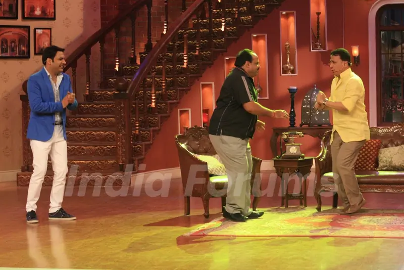 Sunil Gavaskar performs on Comedy Nights With Kapil