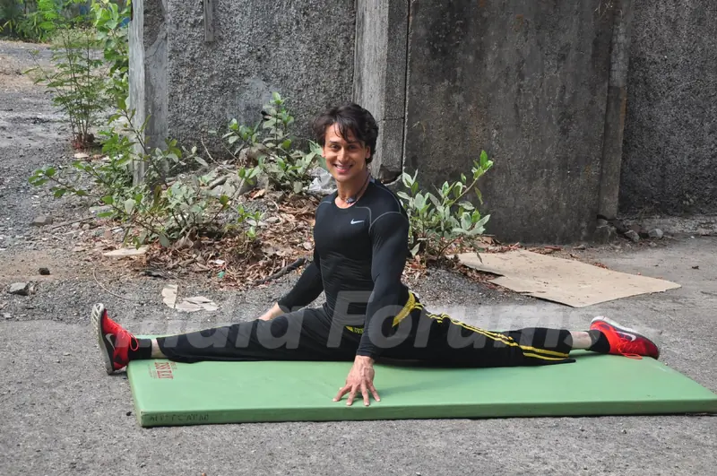 Tiger Shroff shows some flexibility