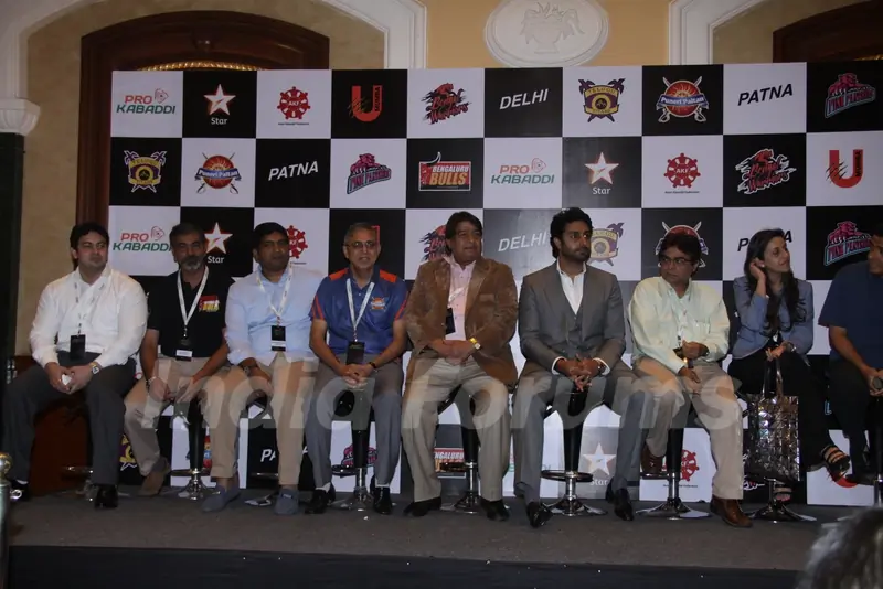 Abhishek Bachchan with the other dignities at the event