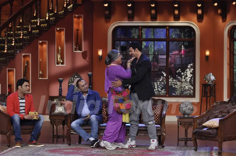 Dadi greets Akshay on Comedy Nights With Kapil