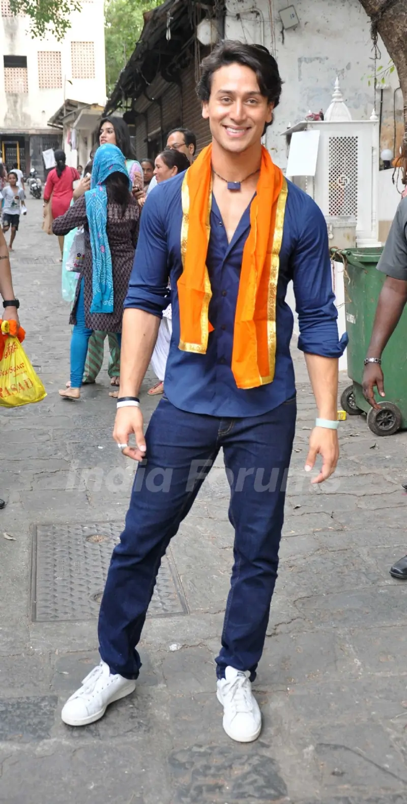 Tiger Shroff visits Babulnath Temple