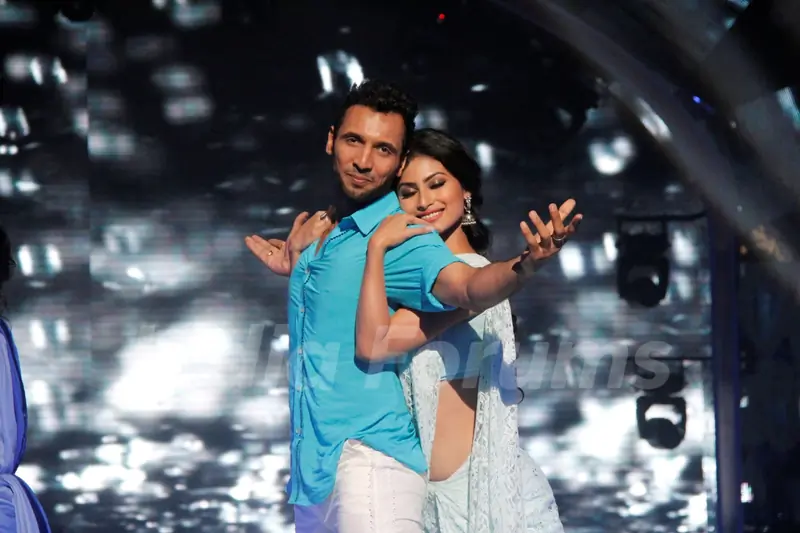 Mouni Roy performs with Punit at the Launch of Jhalak Dikhhla Jaa Season 7