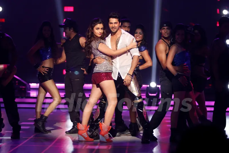 Alia and Varun perform on Jhalak Dikhla Jaa