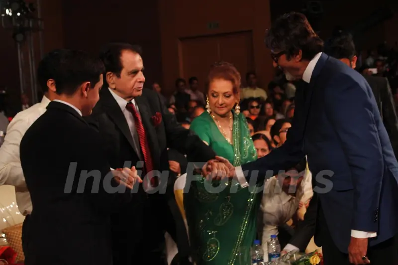 Amitabh Bachchan and Aamir Khan help Dilip Kumar at the launch