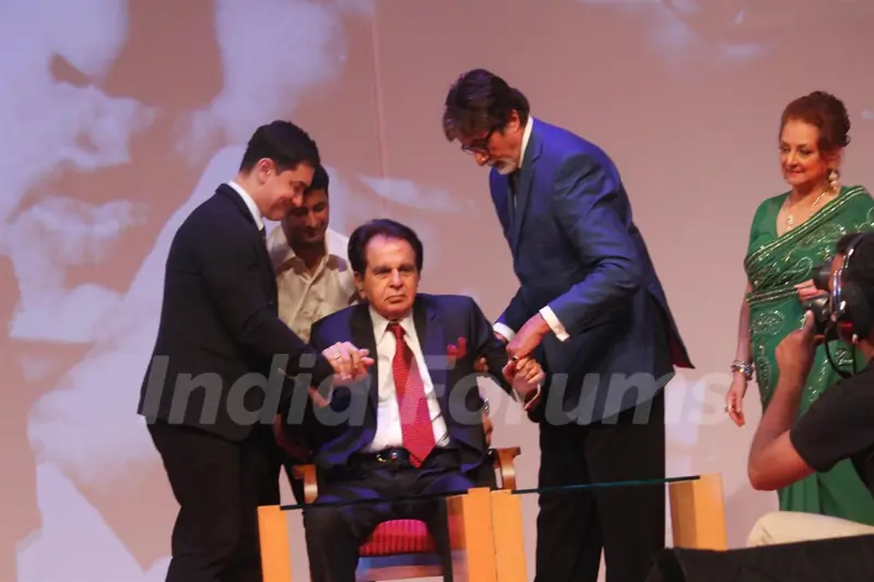 Amitabh Bachchan and Aamir Khan help Dilip Kumar at the launch