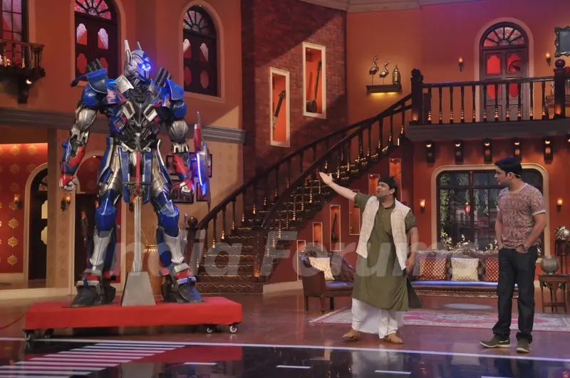 Kiku welcomes the Transformers on Comedy Nights with Kapil