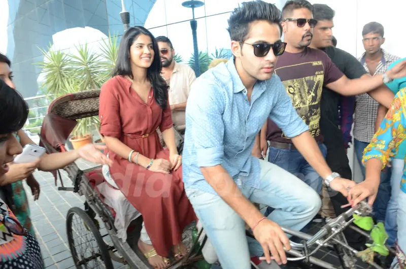 Armaan and Deeksha travelling by cycle rickshaw to avisit Jal Mahal in Jaipur