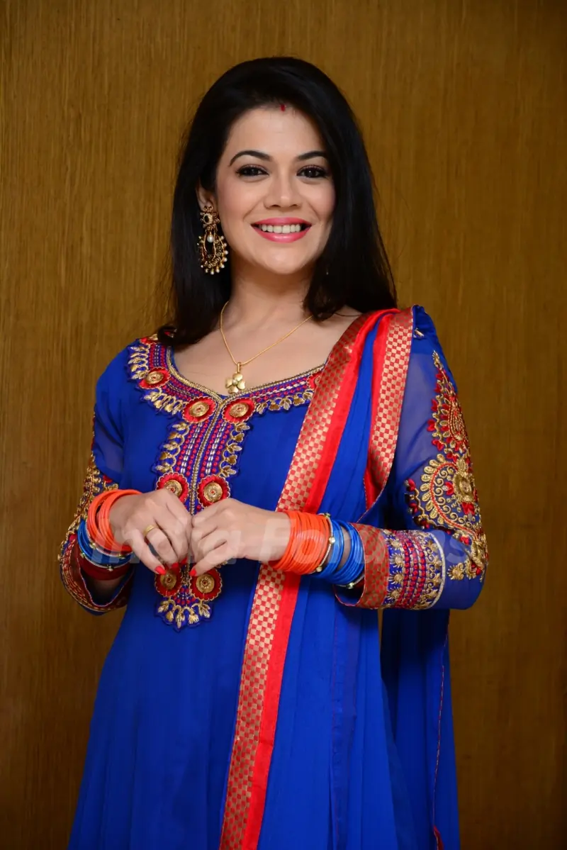 Tu Mere Agal Bagal Hai