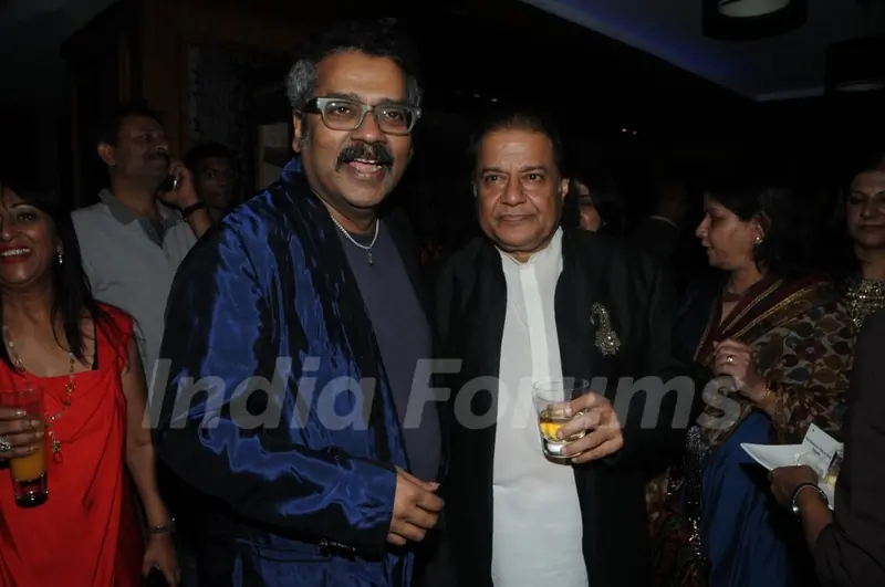 Hariharan posing with Anup Jalota at the Music Mania Event