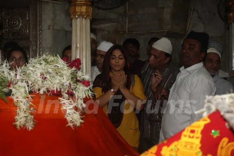 Vidya Balan captured praying at Mahim Darga