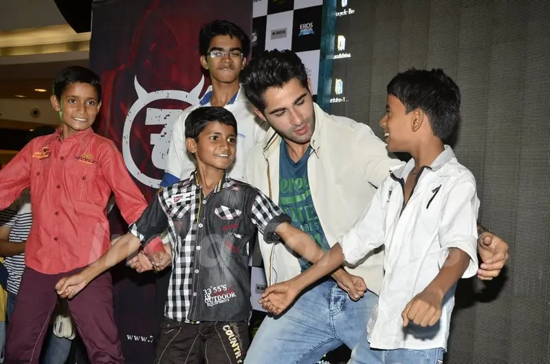 Armaan dances with the younger fans