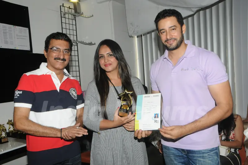 Bharat Godambe & Zulfi Sayed felicitating Students