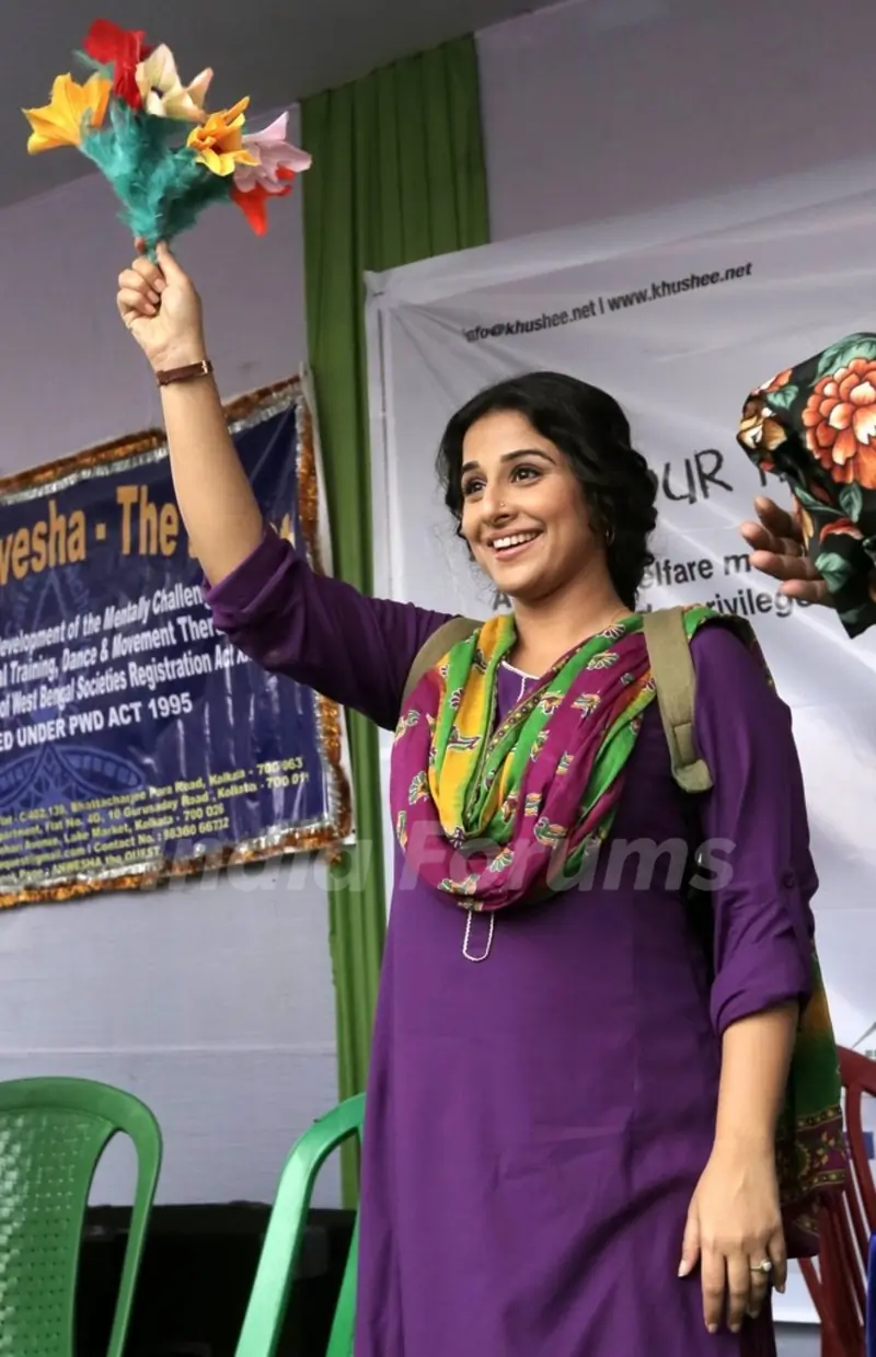 Vidya Balan shows a magic trick in Kolkatta